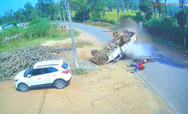 Xe bán tải nổ lốp, lật nghiêng rồi đè trúng nhiều công nhân- Ảnh 1. Xe bán tải nổ lốp, lật nghiêng rồi đè trúng nhiều công nhân- Ảnh 1.