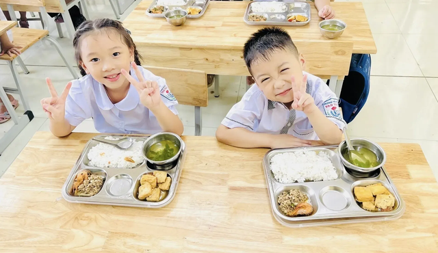 Bản tin 28/11: Hà Nội ban hành mức trần dịch vụ bán trú 235.000 đồng/học sinh - Ảnh 1.