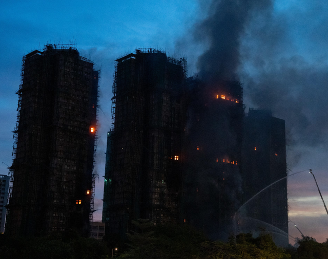 Hỏa hoạn nghiêm trọng ở Hồng Kông: Lửa cháy xuyên đêm, hé lộ nguyên nhân đám cháy lan nhanh - Ảnh 1.