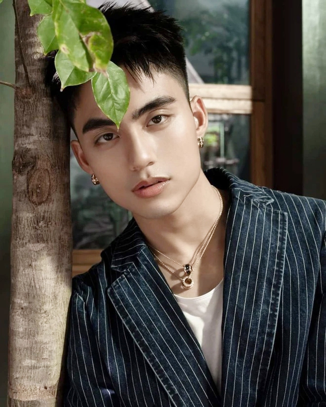 Thực hư clip nam ca sĩ nổi tiếng nhận cuộc gọi lừa đảo ngay trên sân khấu? - Ảnh 4.