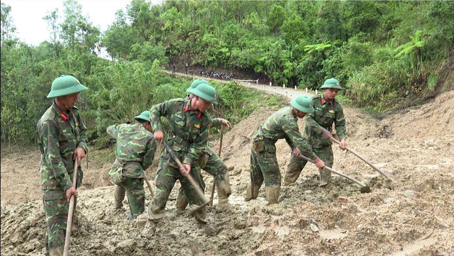 Bộ đội băng rừng mở đường cứu dân vùng sạt lở ở Quảng Ngãi- Ảnh 1. Bộ đội băng rừng mở đường cứu dân vùng sạt lở ở Quảng Ngãi- Ảnh 1.
