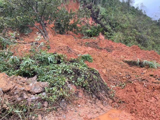 Bộ đội băng rừng mở đường cứu dân vùng sạt lở ở Quảng Ngãi- Ảnh 2. Bộ đội băng rừng mở đường cứu dân vùng sạt lở ở Quảng Ngãi- Ảnh 2.