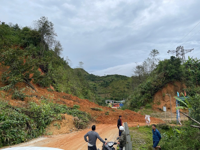 Bộ đội băng rừng mở đường cứu dân vùng sạt lở ở Quảng Ngãi- Ảnh 3. Bộ đội băng rừng mở đường cứu dân vùng sạt lở ở Quảng Ngãi- Ảnh 3.