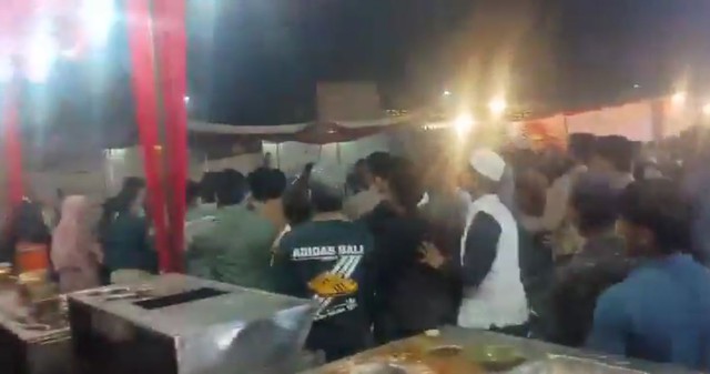 Gia đình cô dâu, chú rể lao vào ẩu đả dữ dội trong đám cưới - Ảnh 1.