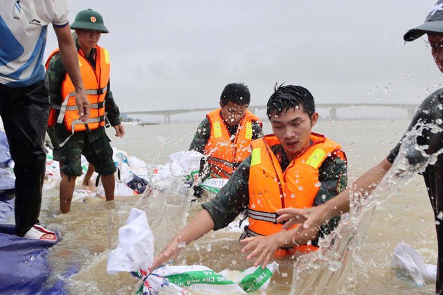 Đà nẵng: Gần 10.000 cán bộ, chiến sĩ “căng mình” chuẩn bị đón siêu bão số 13- Ảnh 6.