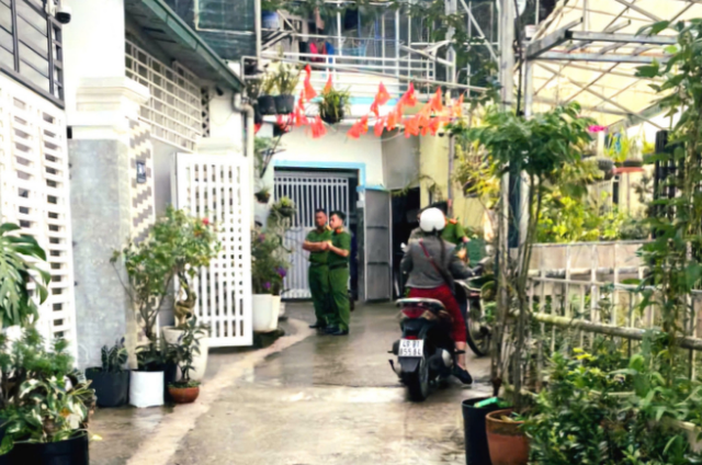 Công an khám xét nhà Trưởng phòng Pháp chế Sở Y tế, thu giữ nhiều tài liệu quan trọng - Ảnh 2.