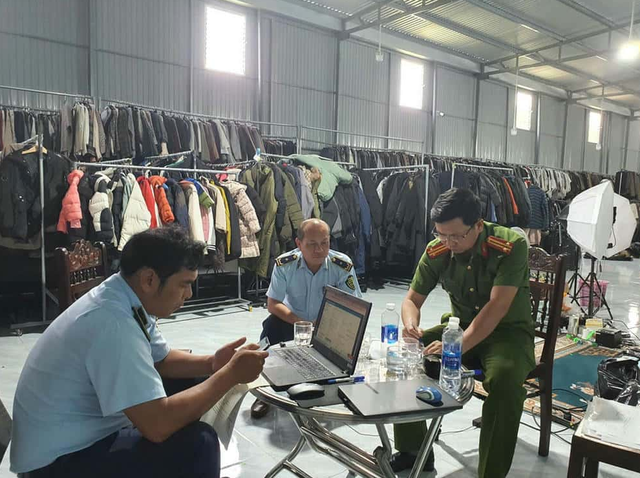 Tịch thu 20 bao tải chứa hàng nghìn quần áo cũ không rõ nguồn gốc - Ảnh 1.