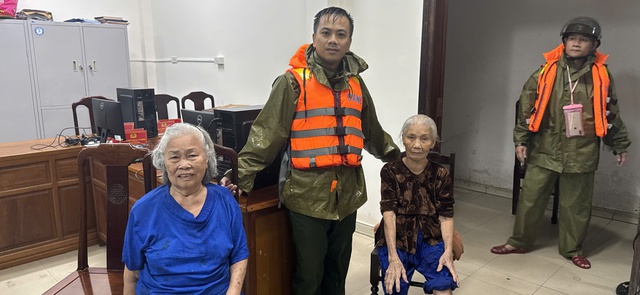 Vừa giúp dân chống lũ, vừa giữ bình yên phố phường- Ảnh 1.