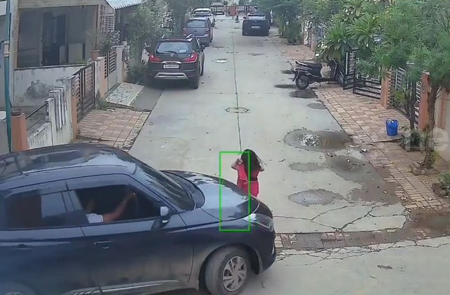 Bé gái bị ô tô tông trúng, cuốn vào gầm xe và cái kết - Ảnh 1.