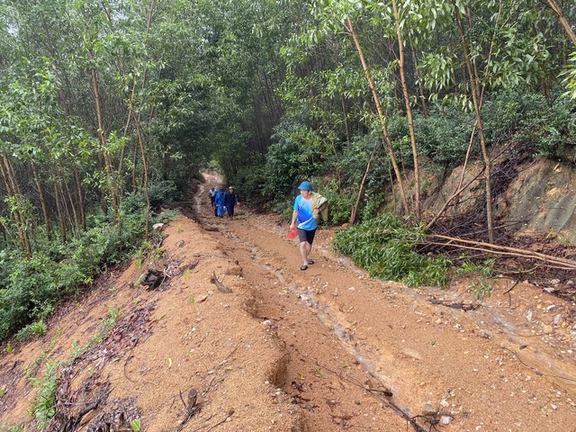 Cận cảnh ngọn núi sạt lở khiến một người chết ở Đà Nẵng- Ảnh 1. Cận cảnh ngọn núi sạt lở khiến một người chết ở Đà Nẵng- Ảnh 1.