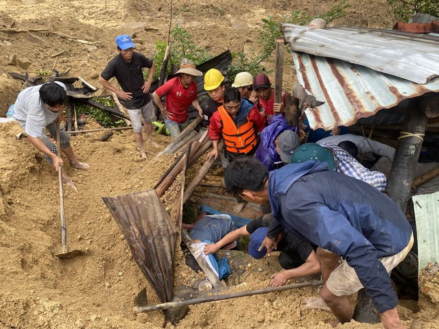 Cận cảnh ngọn núi sạt lở khiến một người chết ở Đà Nẵng- Ảnh 4. Cận cảnh ngọn núi sạt lở khiến một người chết ở Đà Nẵng- Ảnh 4.