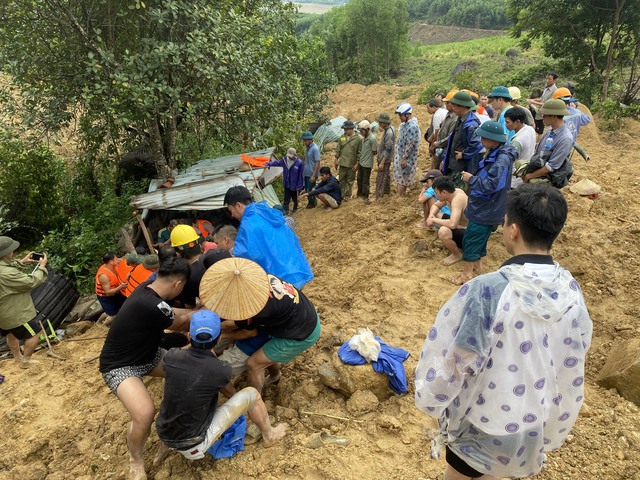 Cận cảnh ngọn núi sạt lở khiến một người chết ở Đà Nẵng- Ảnh 3. Cận cảnh ngọn núi sạt lở khiến một người chết ở Đà Nẵng- Ảnh 3.