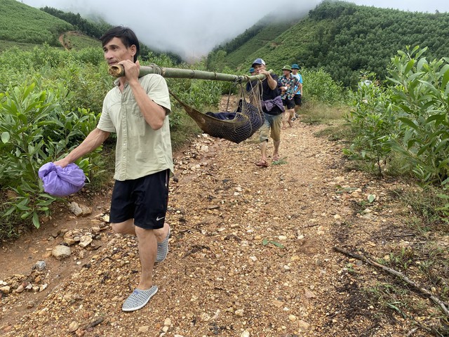 Cận cảnh ngọn núi sạt lở khiến một người chết ở Đà Nẵng- Ảnh 7. Cận cảnh ngọn núi sạt lở khiến một người chết ở Đà Nẵng- Ảnh 7.