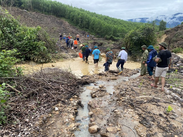 Cận cảnh ngọn núi sạt lở khiến một người chết ở Đà Nẵng- Ảnh 2. Cận cảnh ngọn núi sạt lở khiến một người chết ở Đà Nẵng- Ảnh 2.