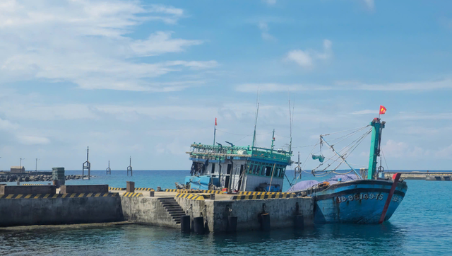 Hải quân hỗ trợ sửa chữa tàu cá giúp ngư dân tiếp tục vươn khơi - Ảnh 1.