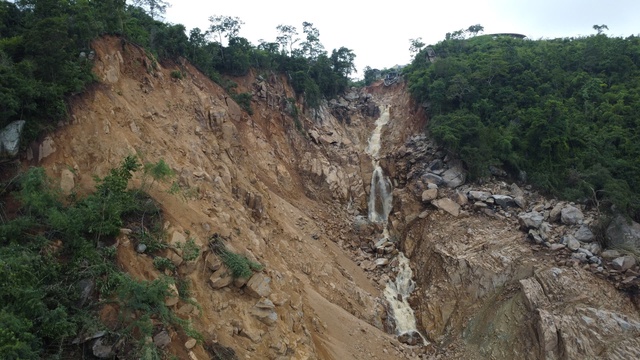 Cận cảnh hiện trạng tại hồ chứa nước trên núi ở Lâm Đồng bị vỡ gây thiệt hại về người và tài sản - Ảnh 5.