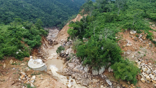 Cận cảnh hiện trạng tại hồ chứa nước trên núi ở Lâm Đồng bị vỡ gây thiệt hại về người và tài sản - Ảnh 3.
