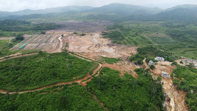 Cận cảnh hiện trạng tại hồ chứa nước trên núi ở Lâm Đồng bị vỡ gây thiệt hại về người và tài sản - Ảnh 1.