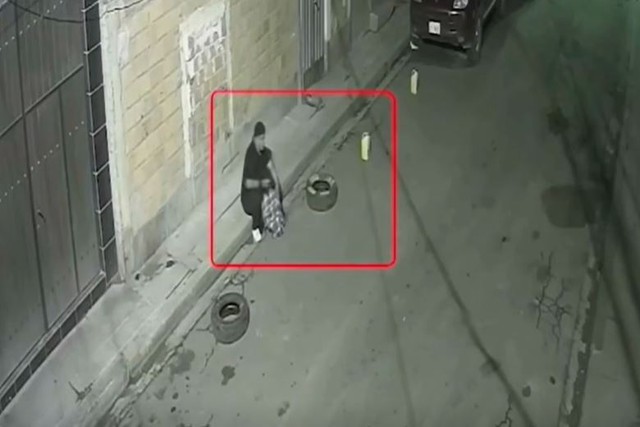 Người đàn ông bỏ rơi con gái mới sinh trên phố - Ảnh 1.