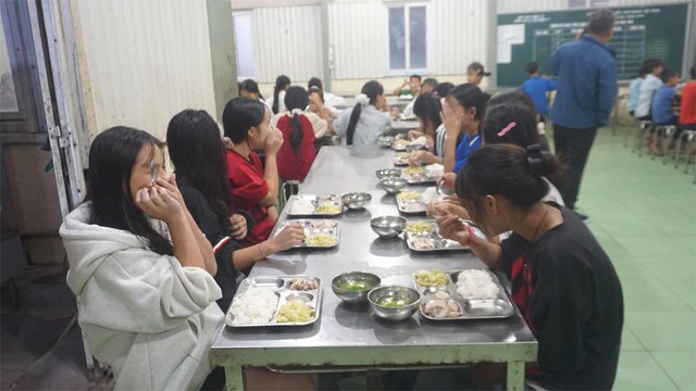 'Ngôi nhà thứ 2' giúp học sinh vùng cao Mường Lý không bỏ dở giấc mơ học chữ   - Ảnh 1.