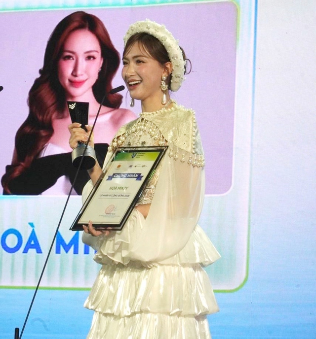 Nữ ca sĩ "Bắc Bling" đón nhận niềm vui nhân đôi- Ảnh 2. Nữ ca sĩ "Bắc Bling" đón nhận niềm vui nhân đôi- Ảnh 2.