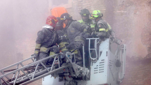 Kinh hoàng tháp cổ sụp đổ một phần trước mặt du khách - Ảnh 1. Kinh hoàng tháp cổ sụp đổ một phần trước mặt du khách - Ảnh 1.