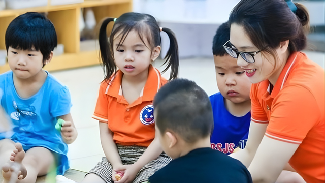 Tăng lương giáo viên cao nhất gần 19 triệu đồng/tháng: Người thầy hạnh phúc sẽ có học trò hạnh phúc- Ảnh 1.