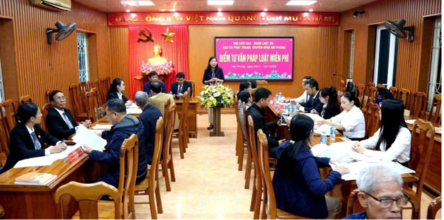 Người dân Hải Phòng hào hứng tham gia tư vấn pháp luật miễn phí - Ảnh 2.