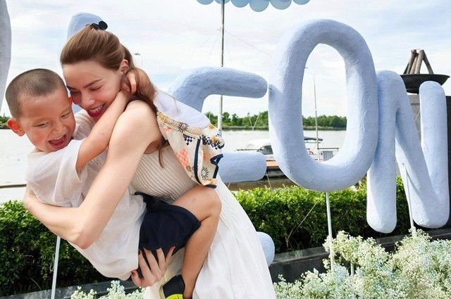 Hình ảnh ngọt ngào nhân dịp sinh nhật của cặp song sinh nhà Hồ Ngọc Hà - Kim Lý - Ảnh 3.