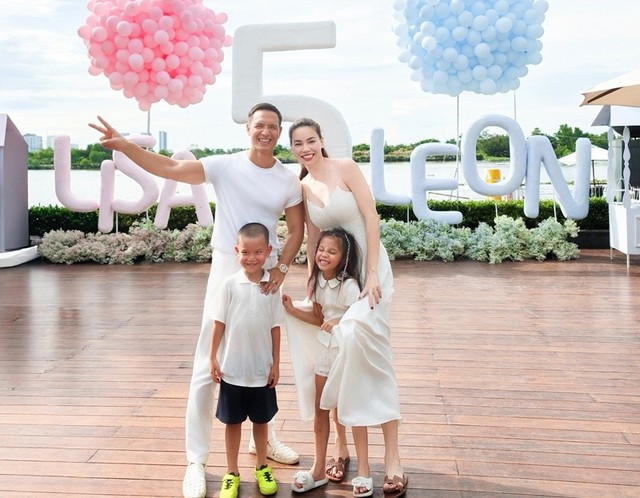 Hình ảnh ngọt ngào nhân dịp sinh nhật của cặp song sinh nhà Hồ Ngọc Hà - Kim Lý - Ảnh 1.