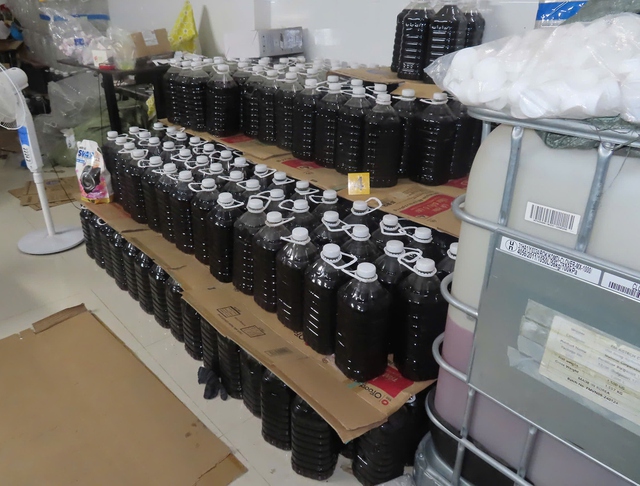 Khởi tố đối tượng pha hóa chất làm nước mắm giả, bột giặt giả - Ảnh 2.