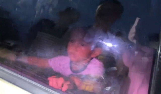 Cha đi mua sắm, bé trai vô tình nhốt mình trong xe ô tô - Ảnh 1.