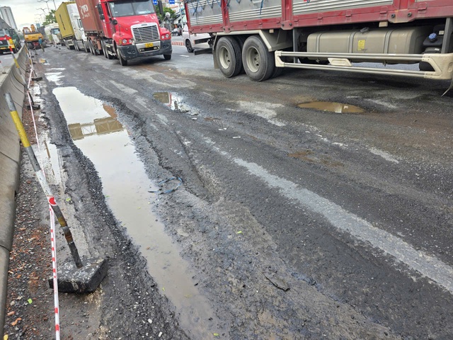 Kiểm tra, khắc phục đường huyết mạch trung tâm Đà Nẵng xuất hiện ổ gà sau mưa lớn- Ảnh 2.