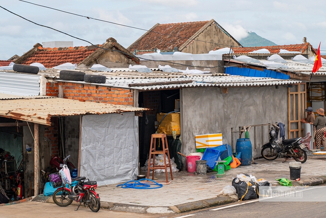Đắk Lắk: Người dân hối hả phòng chống bão, tích trữ lương thực, tập kết cát chắn sóng ứng phó bão số 13- Ảnh 5. Đắk Lắk: Người dân hối hả phòng chống bão, tích trữ lương thực, tập kết cát chắn sóng ứng phó bão số 13- Ảnh 5.