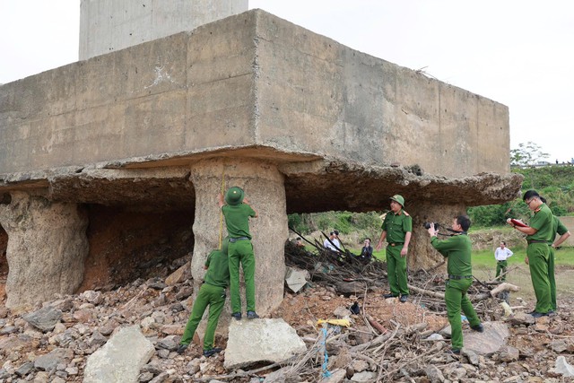 Công an Phú Thọ vào cuộc điều tra vụ móng cầu Sông Lô hư hỏng, trơ cốt thép - Ảnh 2.
