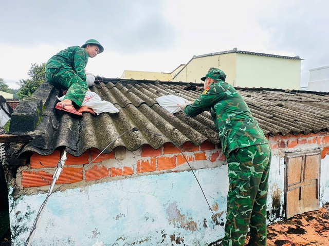 Người dân Quảng Ngãi tất bật ứng phó trước bão số 13- Ảnh 6. Người dân Quảng Ngãi tất bật ứng phó trước bão số 13- Ảnh 6.