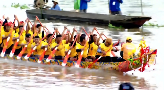 Rực rỡ sắc màu tại giải đấu Đua ghe Ngo đạt kỷ lục có "vận động viên đông nhất"- Ảnh 10.