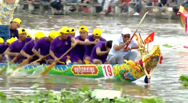 Rực rỡ sắc màu tại giải đấu Đua ghe Ngo đạt kỷ lục có "vận động viên đông nhất"- Ảnh 11.