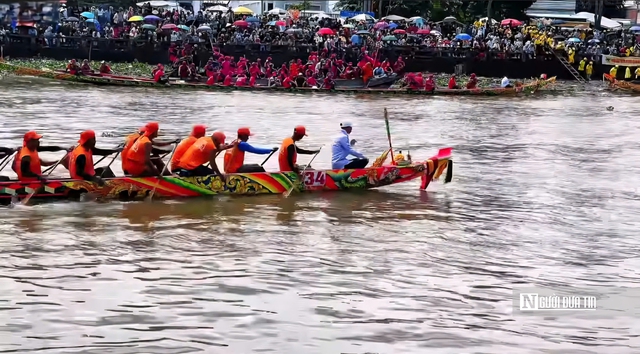 Rực rỡ sắc màu tại giải đấu Đua ghe Ngo đạt kỷ lục có "vận động viên đông nhất"- Ảnh 12.
