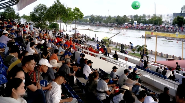 Rực rỡ sắc màu tại giải đấu Đua ghe Ngo đạt kỷ lục có "vận động viên đông nhất"- Ảnh 14.