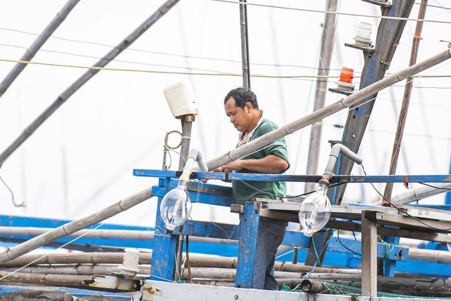 Đắk Lắk cấm biển, ngư dân hối hả tìm nơi tránh trú, neo đậu tàu, thuyền- Ảnh 3. Đắk Lắk cấm biển, ngư dân hối hả tìm nơi tránh trú, neo đậu tàu, thuyền- Ảnh 3.