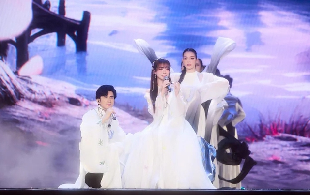 Danh tính "người đặc biệt" gửi tin nhắn lúc nửa đêm khiến Hòa Minzy giật mình - Ảnh 1.