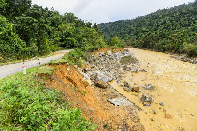 Thanh Hóa chi hơn 228 tỷ đồng sửa chữa các tuyến đường bị lũ "nuốt chửng"- Ảnh 1. Thanh Hóa chi hơn 228 tỷ đồng sửa chữa các tuyến đường bị lũ "nuốt chửng"- Ảnh 1.