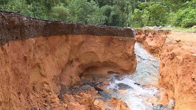 Thanh Hóa chi hơn 228 tỷ đồng sửa chữa các tuyến đường bị lũ "nuốt chửng"- Ảnh 3. Thanh Hóa chi hơn 228 tỷ đồng sửa chữa các tuyến đường bị lũ "nuốt chửng"- Ảnh 3.