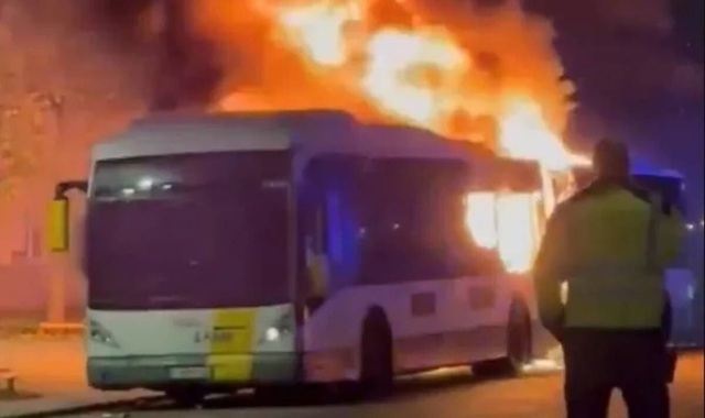 Xe buýt chở CĐV Barcelona bốc cháy dữ dội, chưa có thông tin về thương vong - Ảnh 1. Xe buýt chở CĐV Barcelona bốc cháy dữ dội, chưa có thông tin về thương vong - Ảnh 1.