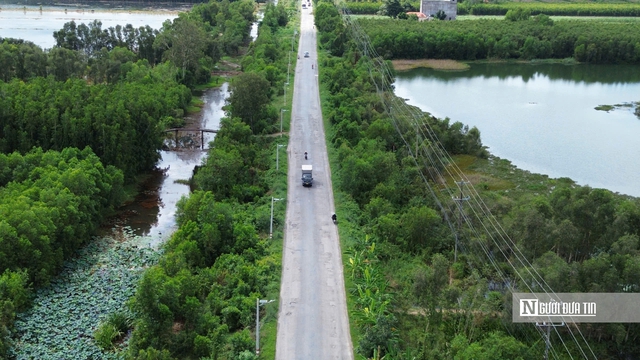 Cận cảnh Quốc lộ 62 chi chít ổ gà, ổ voi: Người dân ngán ngẩm “đi như qua ải” - Ảnh 1.