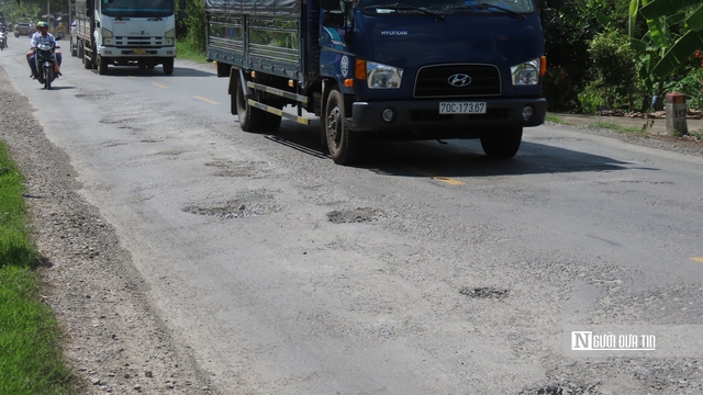 Cận cảnh Quốc lộ 62 chi chít ổ gà, ổ voi: Người dân ngán ngẩm “đi như qua ải” - Ảnh 2.
