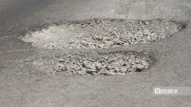 Cận cảnh Quốc lộ 62 chi chít ổ gà, ổ voi: Người dân ngán ngẩm “đi như qua ải” - Ảnh 4.