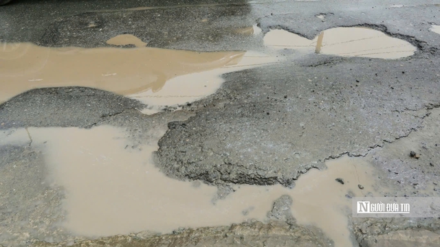 Cận cảnh Quốc lộ 62 chi chít ổ gà, ổ voi: Người dân ngán ngẩm “đi như qua ải” - Ảnh 7.