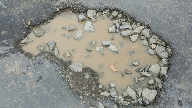 Cận cảnh Quốc lộ 62 chi chít ổ gà, ổ voi: Người dân ngán ngẩm “đi như qua ải” - Ảnh 8.